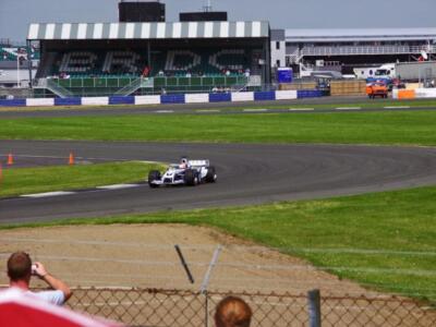 Foto 6x4 Silverstone Motor Racing Circuit Cattle End A Williams FW26 F1 c2004