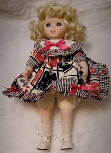 Cupcake Sweetums Charlot Byj Doll Designed by Karen Kennedy/Goebel with Stand - Picture 4 of 12