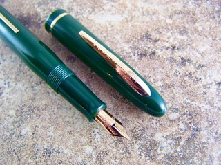 Vintage 1940's Eversharp Symphony Fountain Pen 14K M Flexible Nib. Restored