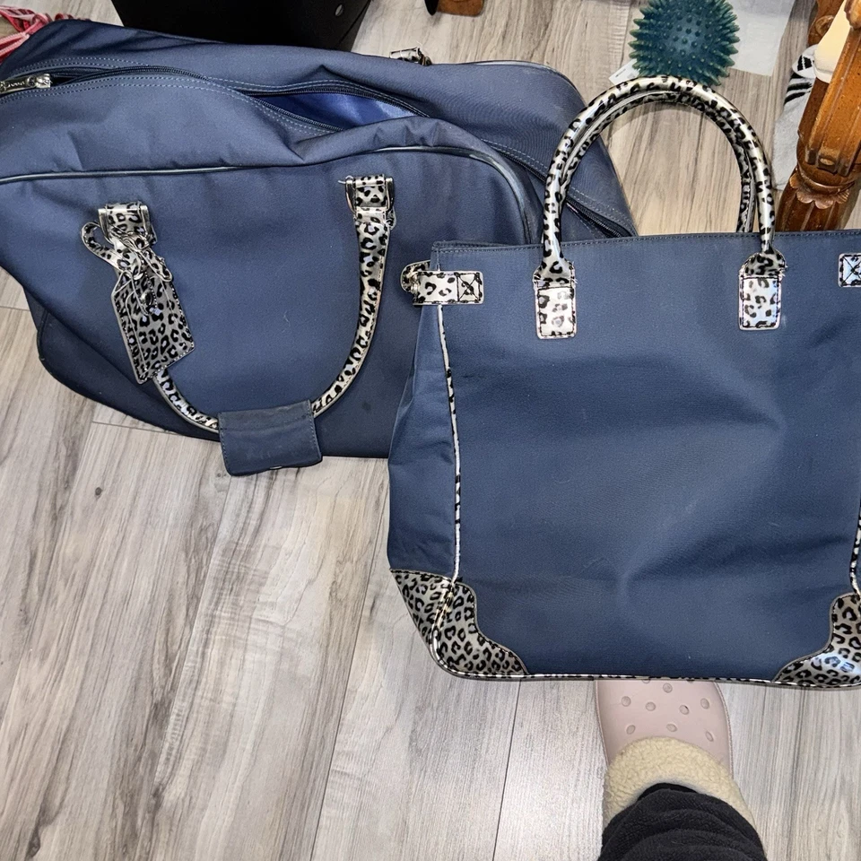 Bolso de mano DVF Diane Von Furstenberg con ruedas y asa con estampado azul Foto 2 de 4