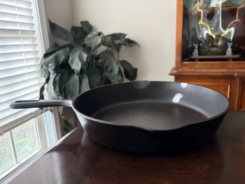 Vintage Griswold Cast Iron No. 8 Small Block Logo Skillet 10.5” 704 Erie, PA