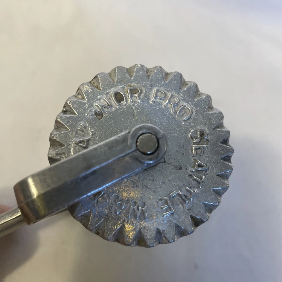 Norpro Seattle Wa Fattigmann Cutter Pastry Roller Cast Aluminum Vintage Used - Image 4 of 4