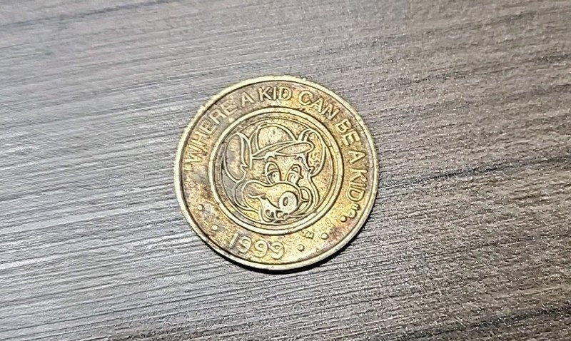 1999 Chuck E Cheese Token Pizza Restaurant Brass Mascot Rat Mouse Vintage
