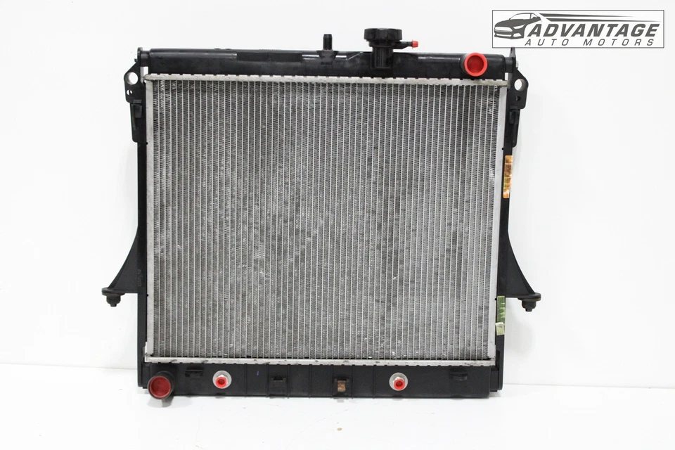 Radiador refrigerante de refrigeración del motor Hummer H3 2006-2010 con condensador 10399667 OEM Foto 2 de 4