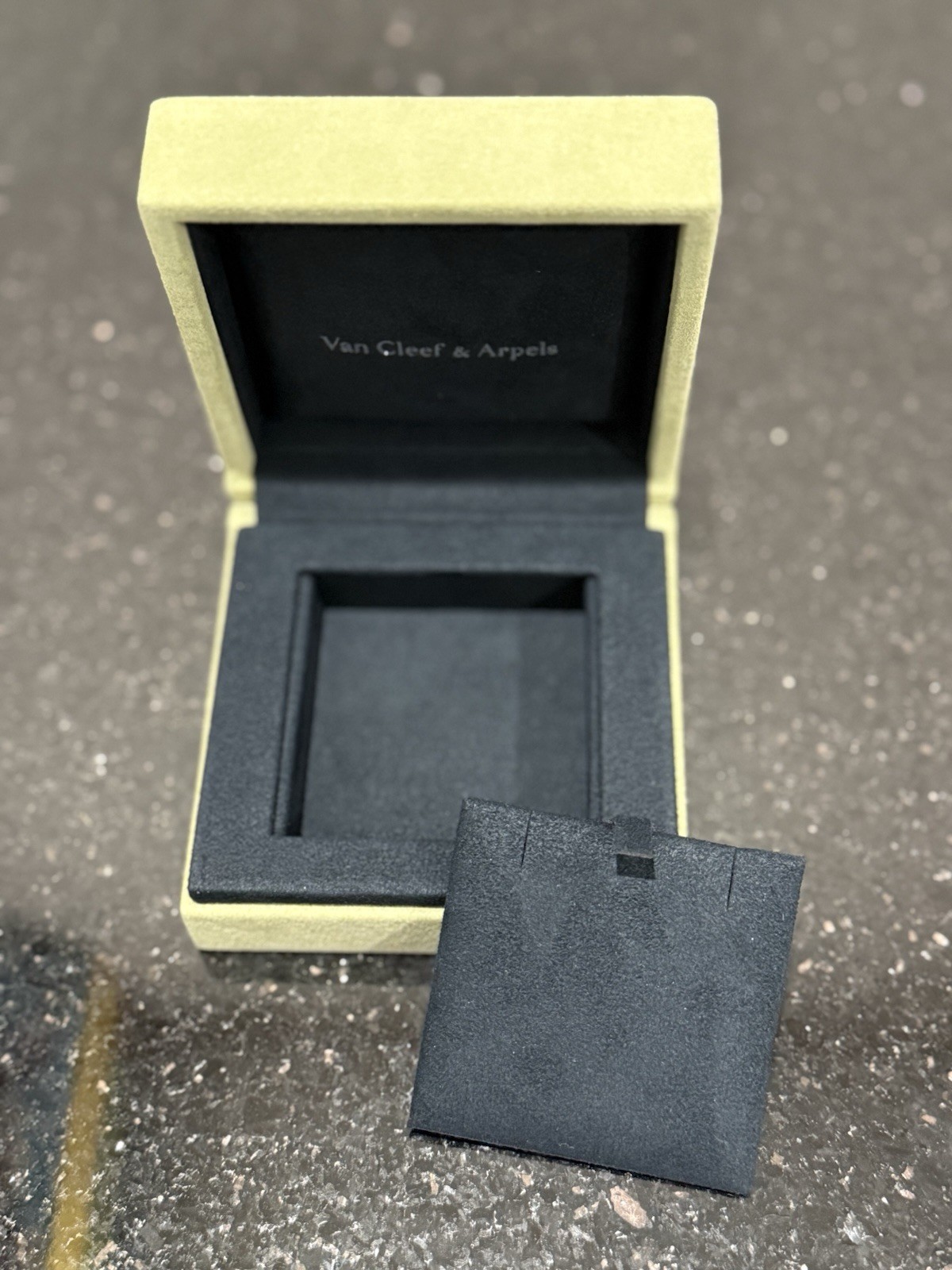 VAN CLEEF & ARPELS MAGIC PENDANT/ MEDIUM SIZED NECKLACE GIFT BOX SET (EMPTY) thumbnail 3