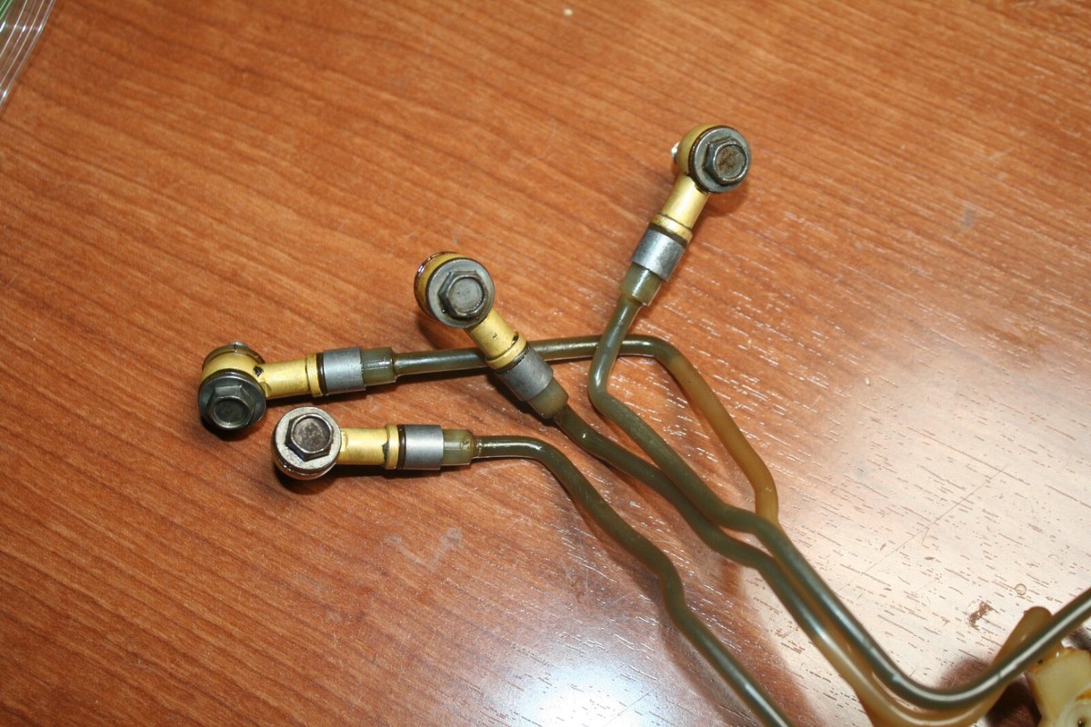 1975 Suzuki GT 185 Oil Injection Hoses Distributor 16820