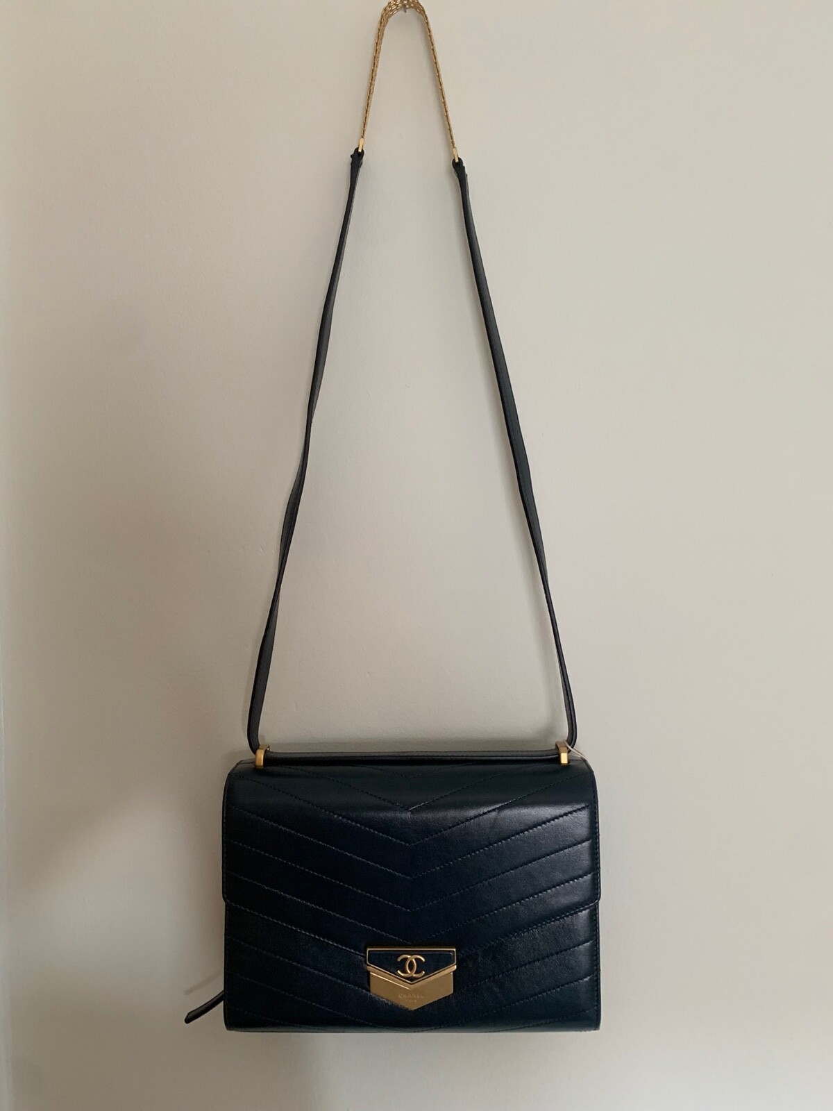 Chanel handbag shoulder cross body bag navy blue leather chevron gold hardware image 8