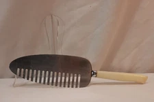 Vintage Cake Cutter Breaker Comb w/Bakelite Cream Handle Kitchen Tool