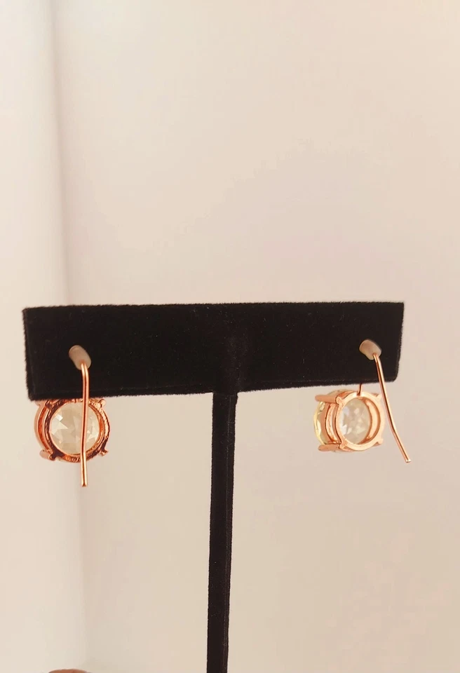 Pendientes de gancho Jessica Simpson acabado tono oro rosa circonita cúbica Foto 4 de 4
