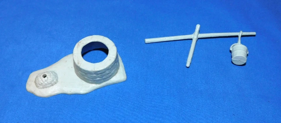 Vintage Marx Fort Apache Bucket Well Playset WITH ACCESSORIES - Image 2 of 2