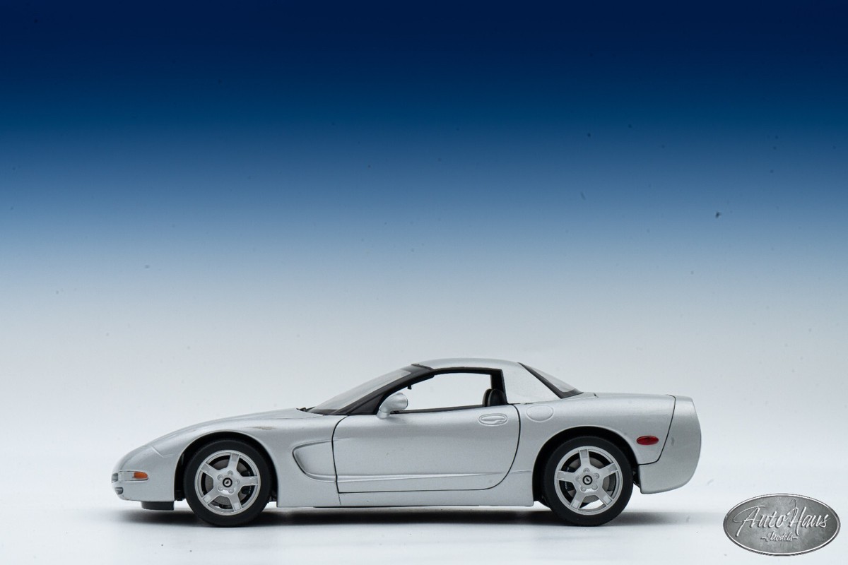 CHEVROLET CORVETTE シボレー　コルベット　1999 1:18 1/18 UT Models 1999 Chevrolet Corvette C5 Silver 🤝ALSO OPEN