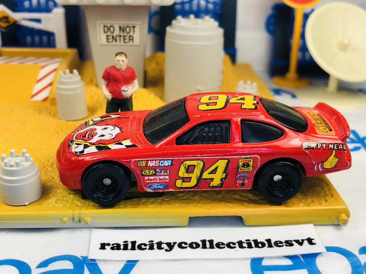 1998 Hot Wheels McDonalds Ford Taurus Red # 94 Nascar Bill Elliot