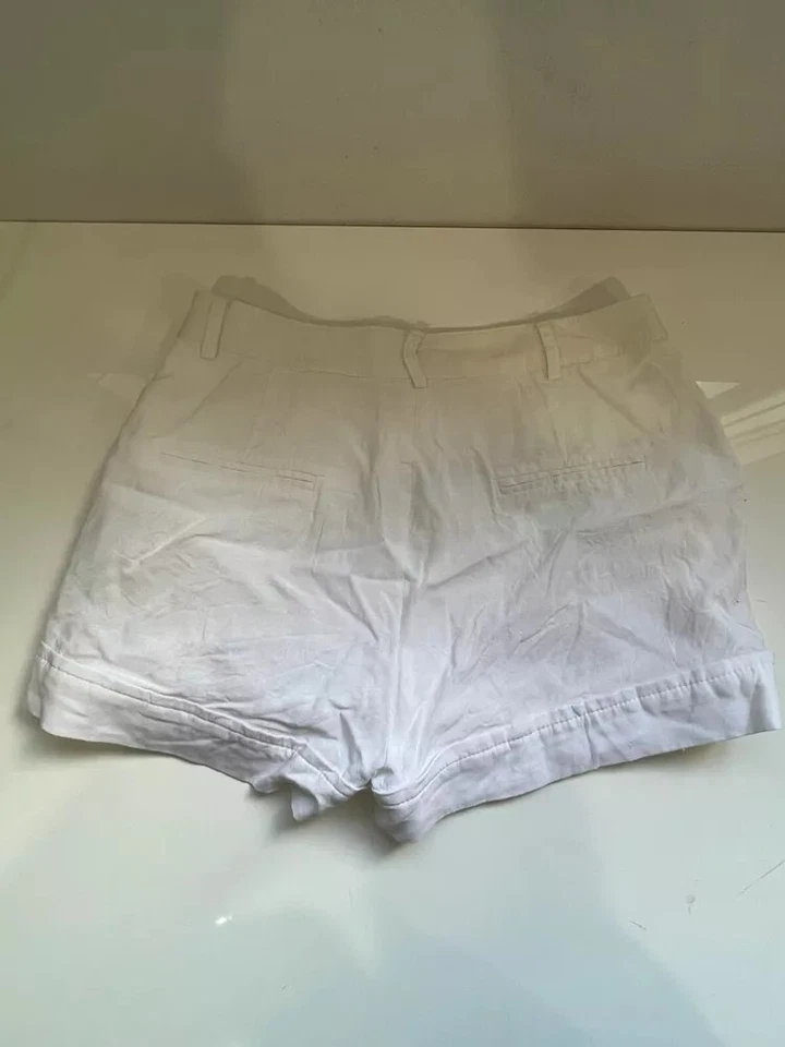 Pantalones cortos informales de cáñamo de tiro medio con frente plano blancos pequeños Foto 3 de 4