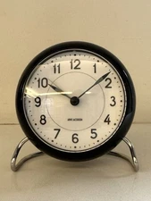 ARNE JACOBSEN ‘STATION TABLE CLOCK’ BATTERY-POWERED ALARM CLOCK— BLACK COLOURWAY