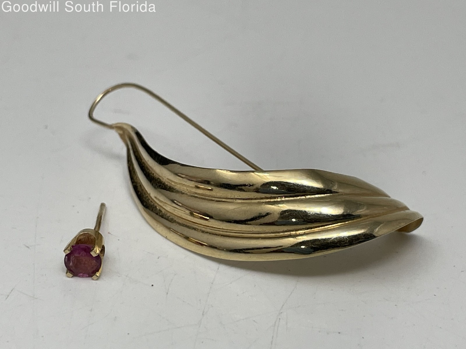 Gold 14K Scrap (Tested 13.67KT,13.89KT) Weight 1.0g
