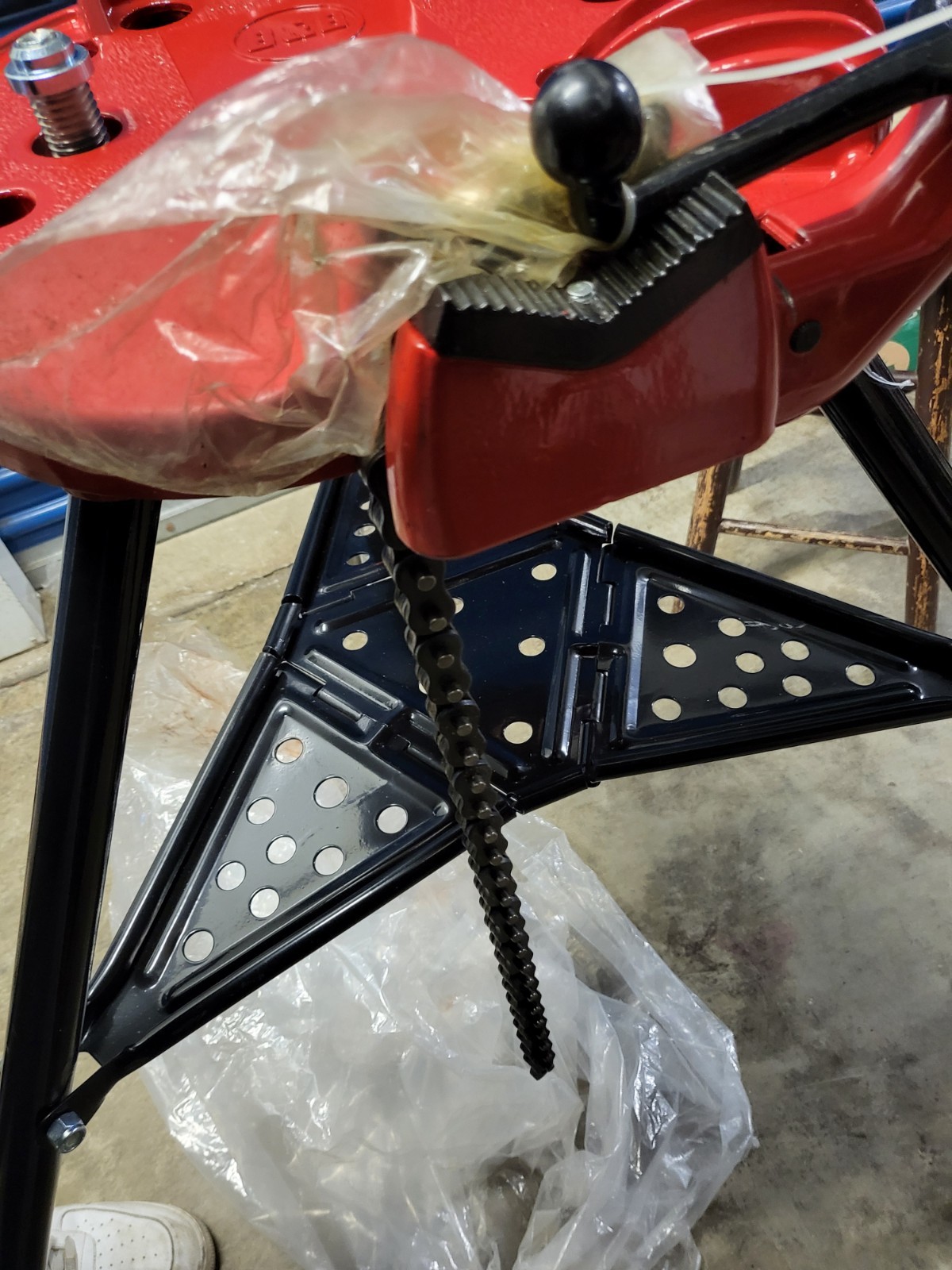 B&B 6100 Tri-stand Chain Vise 1/8 inch to 6 inch Pipe Capacity 