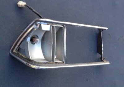 V14/  Mazda 626 Oldtimer Scheinwerfer Rahmen links (Kühlergrill) koito 210 41796