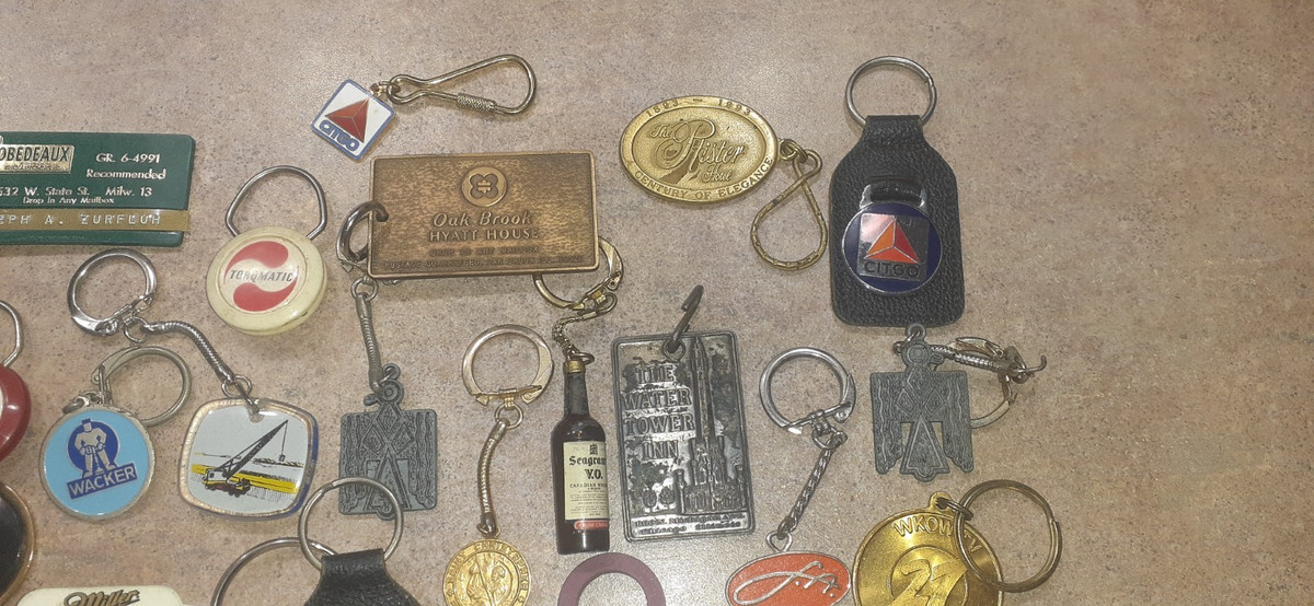 LOT OF 50 VARIOUS BRAND NAMED KEY CHAINS View 4
