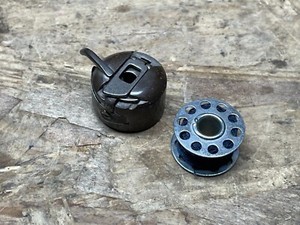 Spulenhalter mit Spule für Nähmaschine PRIVILEG Voll Zick Zack 370