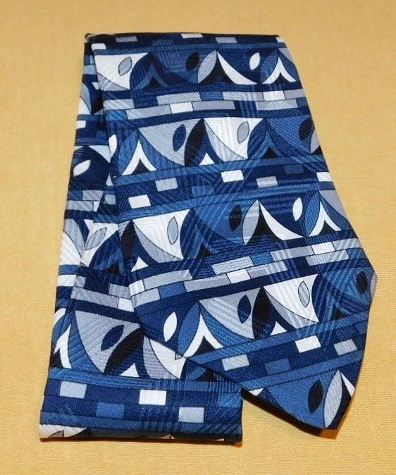 ГЕНРИ ГРЕТЕЛЬ MADE IN США ГАЛСТУК С АБСТРАКТНЫМ ДИЗАЙНОМ СИНЕ-БЕЛЫЙ/ЧЕРНЫЙ - ДИЗАЙНЕРСКИЕ ГАЛСТУКИ. - Изображение 2 из 3