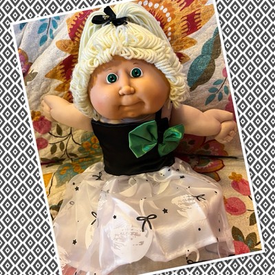 Lovely Cabbage Patch Kids Mädchen Puppe HM16 Serious Face blonde Haare grüne Augen