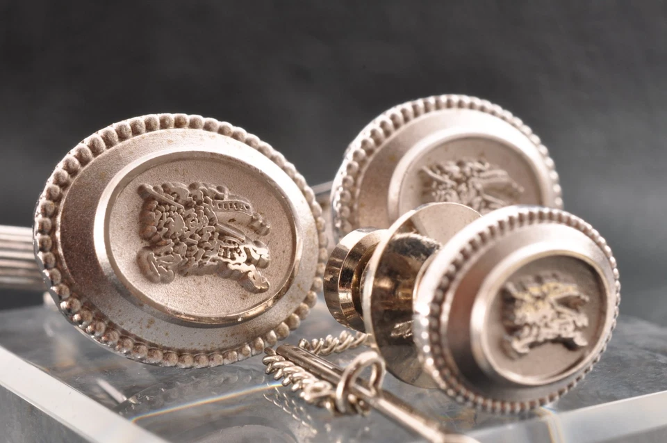 Gemelos y corbatas estilo tradicional "Burberry" color plata y caja de marca. Foto 4 de 4