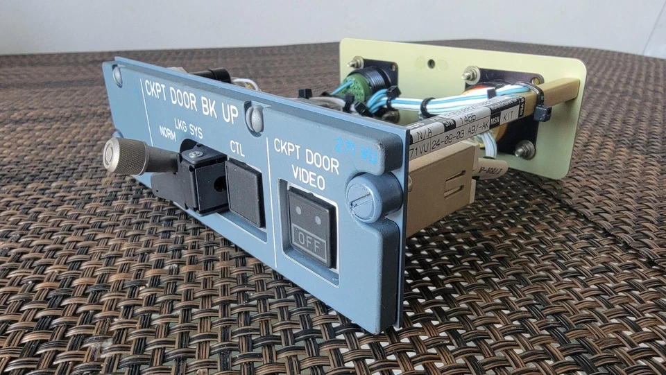 PANEL DE CONTROL AIRBUS 340, PUERTA CABINA BK UP - P/N: F9550027100397 - NUEVO Foto 2 de 4