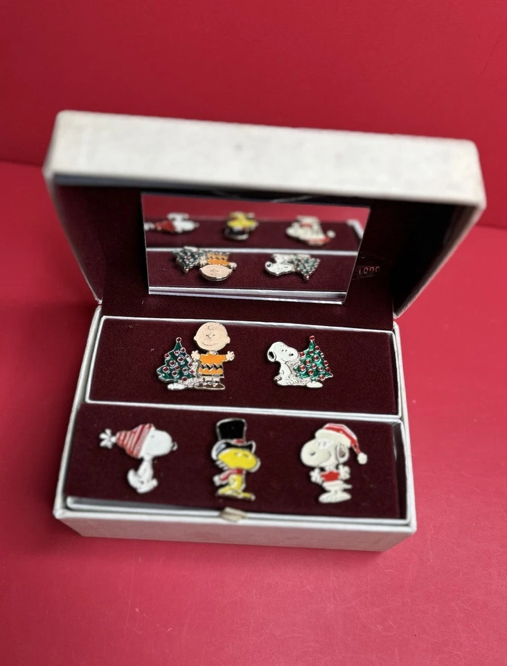 罕见 PEANUTS SNOOPY Schulz LE 复古 80 年代珐琅胸针盒装 5 件套圣诞节 — 第 3/4 张图片
