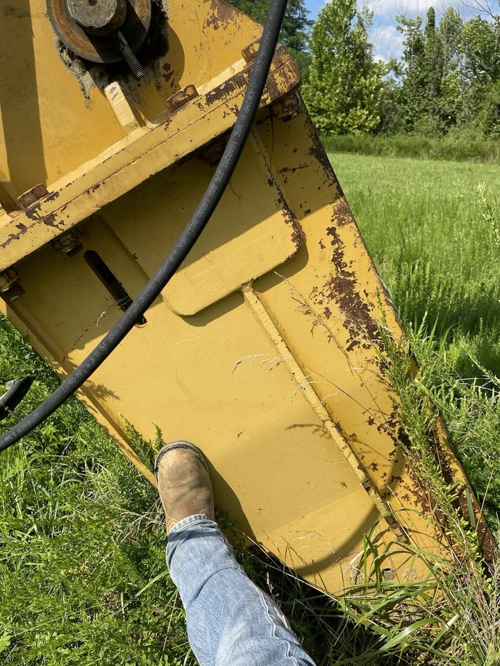 excavadora de caja con cucharones y martillos Foto 3 de 4