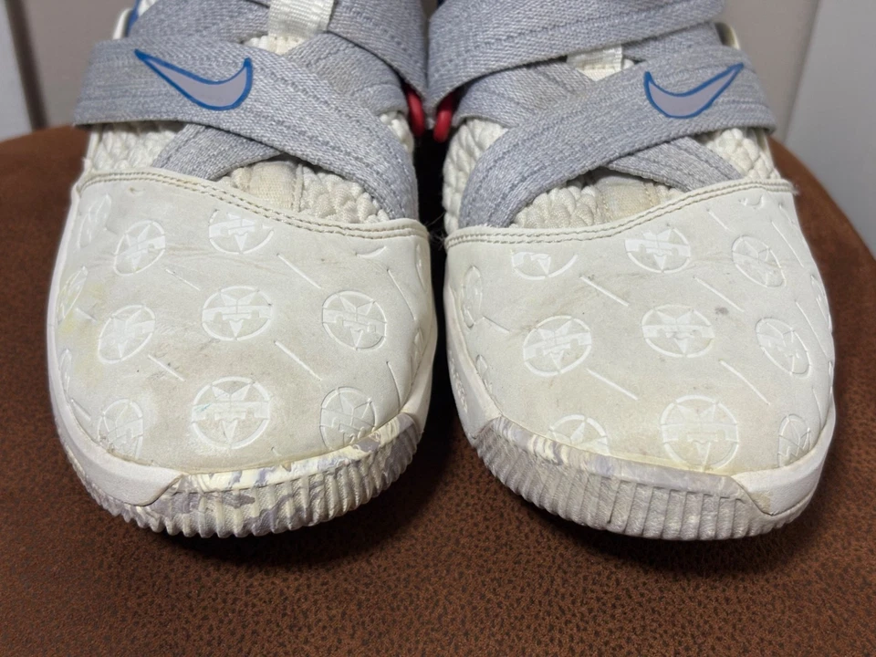 NIKE JÓVENES NIÑOS TALLA 4Y GANCHO Y BUCLE MEDIO TOP DEPORTIVO LEBRON SOILDER AA1352-101 Foto 2 de 4