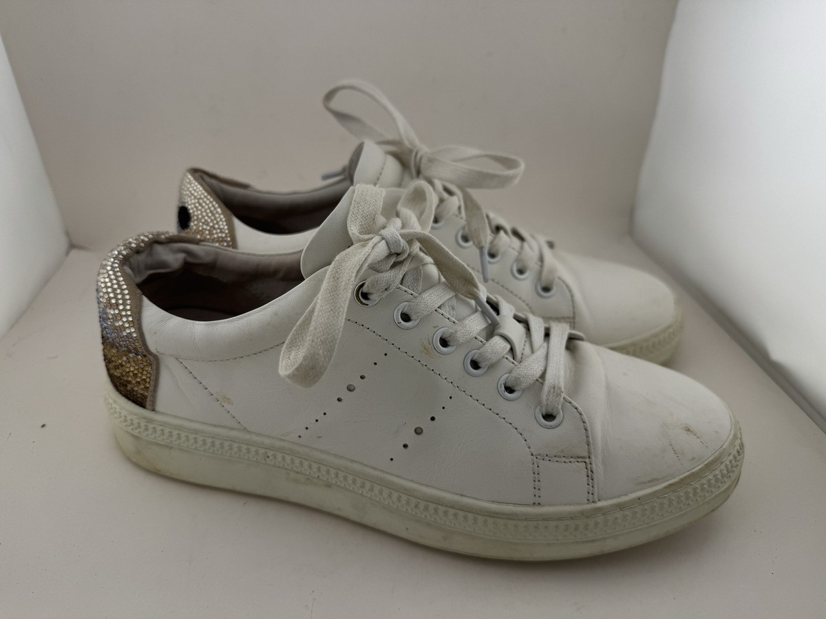 Lola Cruz sz 9.5 Wink Smiley Face White Rhinestone Athletic