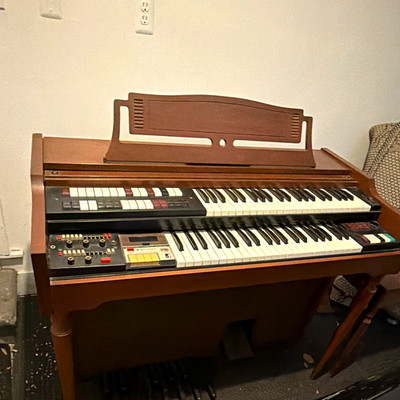 Vintage Lowrey Holiday Deluxe Electric Organ   Model TLO-1