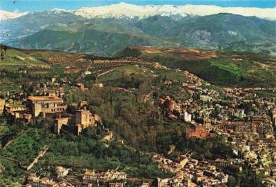 GRANADA Andalucia ES Vista aérea de la Alhambra y Sierra Nevada vista aérea