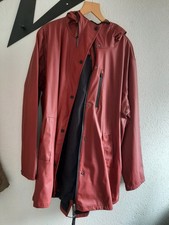 Nagelneuer Regenmantel mit Kapuze