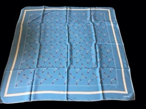 Logo Gucci en soie ? Foulard équestre imprimé partout mors de cheval bleu clair écharpe