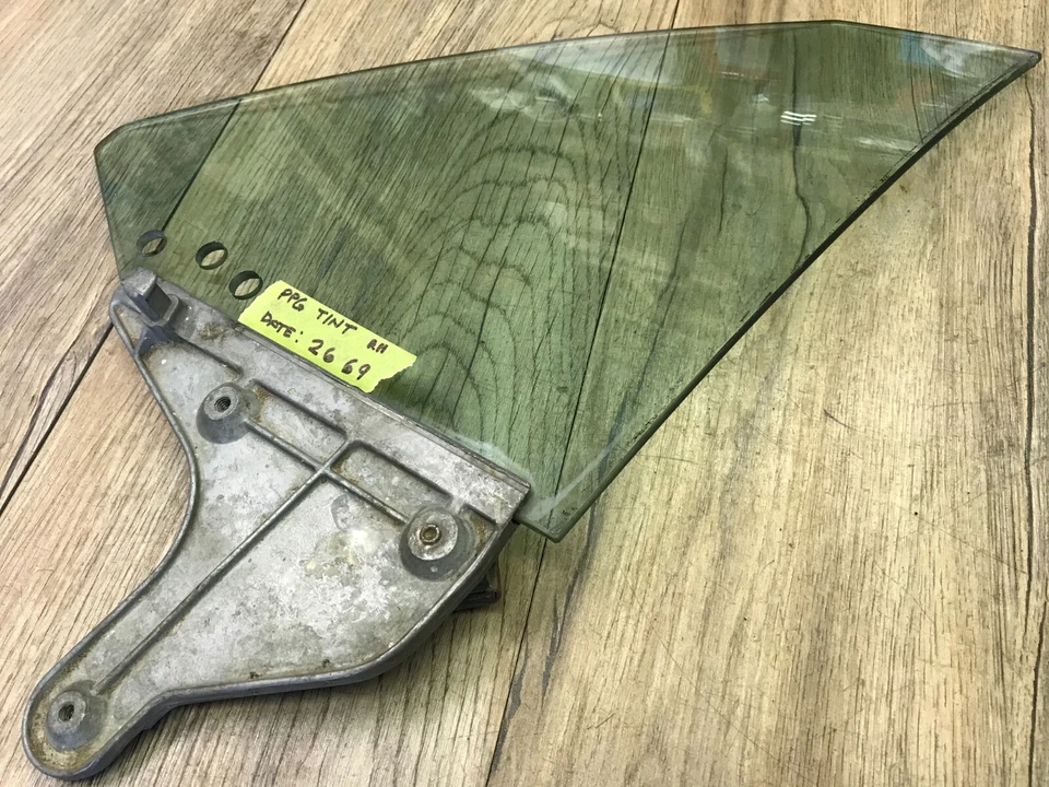 1970 PLYMOUTH CUDA E BODY MOPAR RH 1/4 VIDRO MATIZ DE FÁBRICA DATADO DE 70' C-G - Imagem 4 de 4