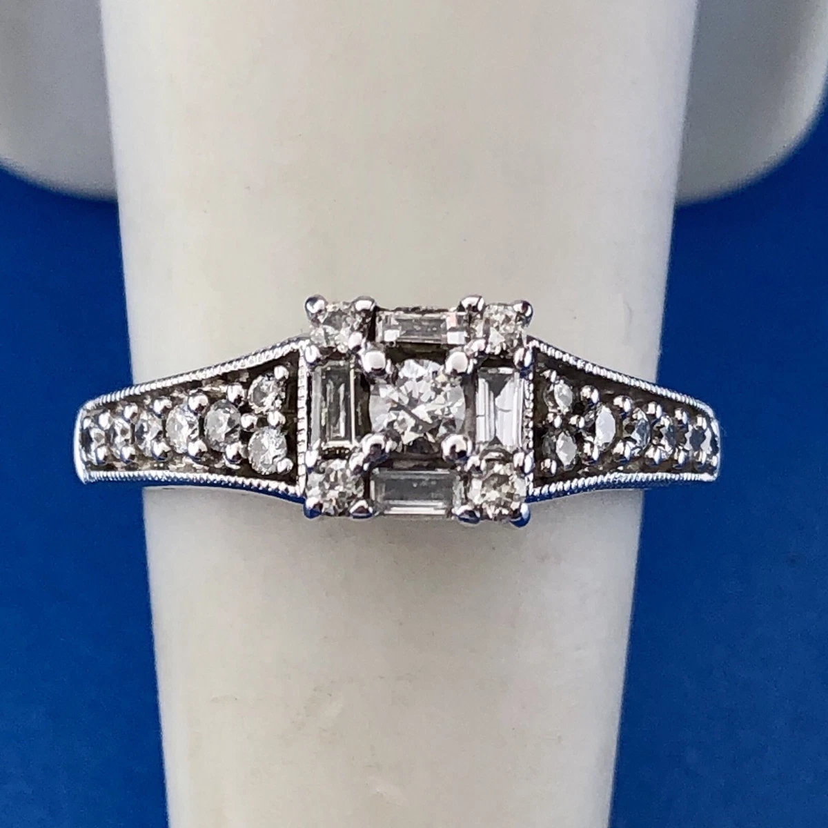 14k White Gold Keepsake Ring with Intricate Diamond Design Size 7
