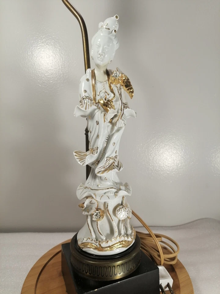 Lámpara de mesa hecha de una antigua estatua china de porcelana de Guanyin, años 1900-1950 Foto 3 de 4
