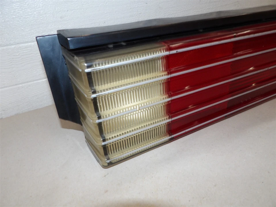 LUZ TRASERA DERECHA PASAJERO CHRYSLER NEW YORKER (TRACCIÓN DELANTERA) 1984-1985 103" distancia entre ejes sedán  Foto 3 de 4