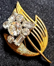 VINTAGE STUNNING GOLD TONE CLEAR GLASS FLORAL PIN BROOCH