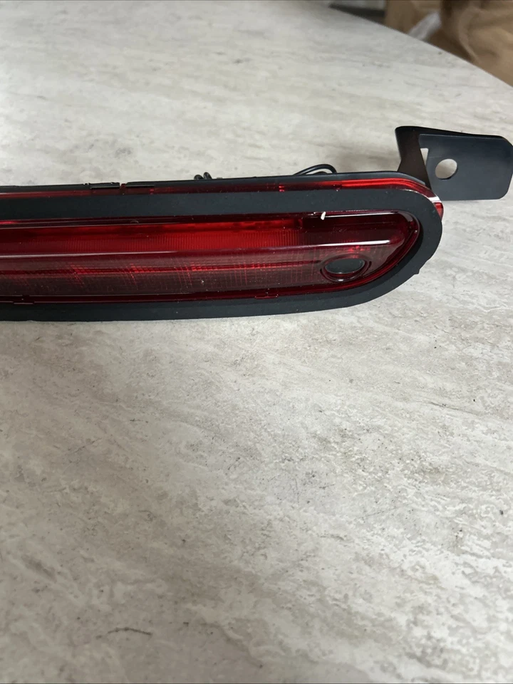Conjunto de tercera luz de freno Dorman 923-066 para Chrysler 300 15-16 Foto 2 de 4