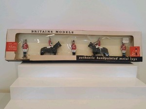 VINTAGE BRITAINS TOY SOLDIER SET #9105 LIFE GUARDS MOUNTED & FOOT BOXED ENGLAND 
