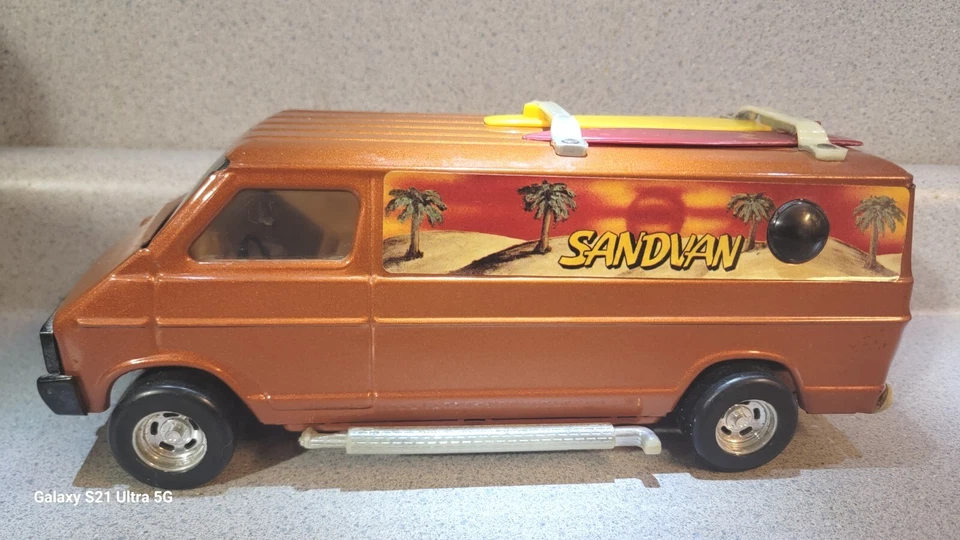 20 世纪 70 年代 Ertl 道奇 Sandvan 压金属 1/18 比例,美国制造。  冲浪板  — 第 3/4 张图片