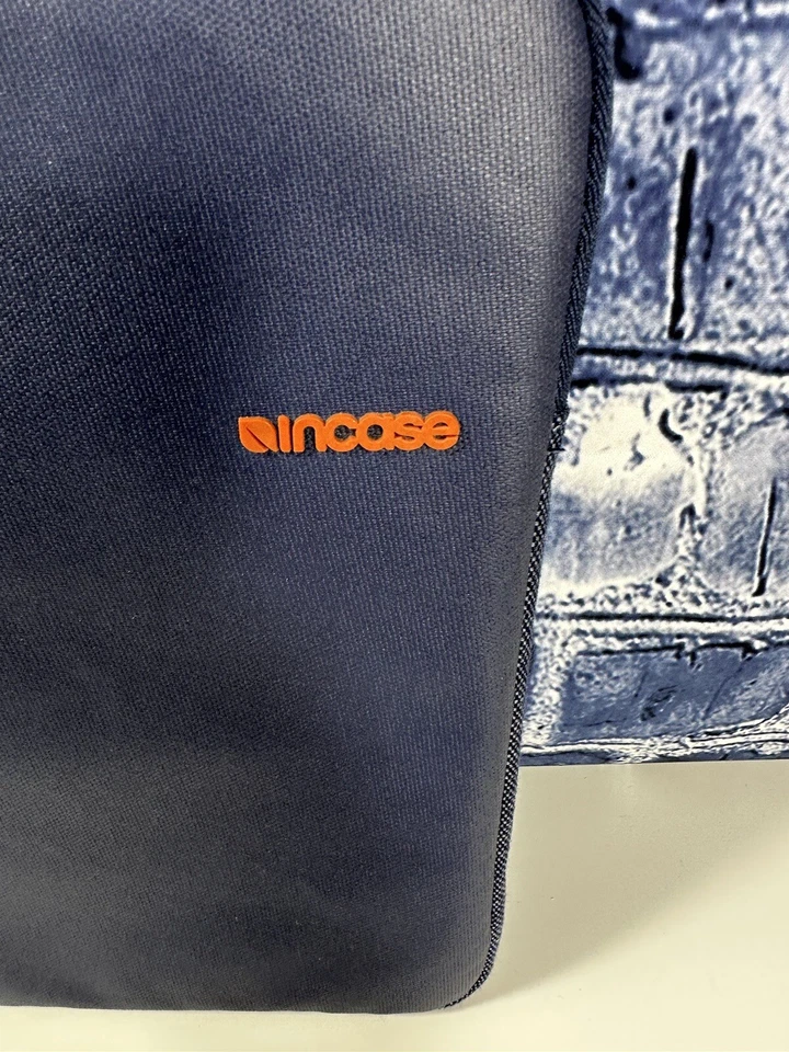 Funda clásica para portátil Incase MacBook Pro azul/naranja Foto 3 de 4