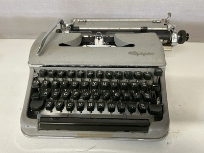 Olympia SM4 de Luxe Schreibmaschine 1958 im Originalkoffer Seriennummer 1194107 grau