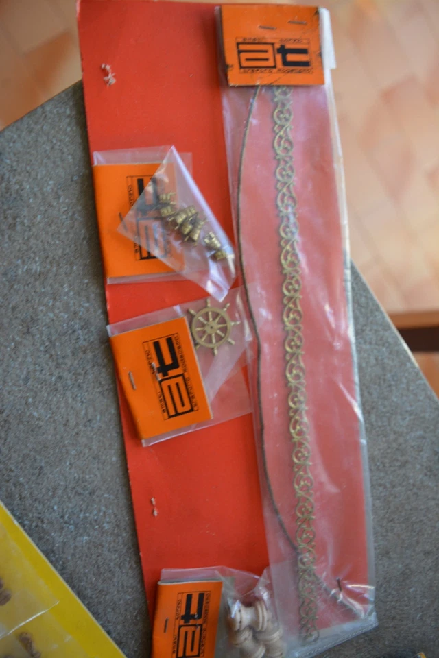 Lotto materiale modellismo navale statico vintage Amati - Torino - Immagine 3 di 4