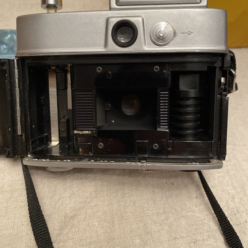 Macchina fotografica Kodak automatica 35F con scatola e flash Sylviania vintage non testata - Foto 20 di 20