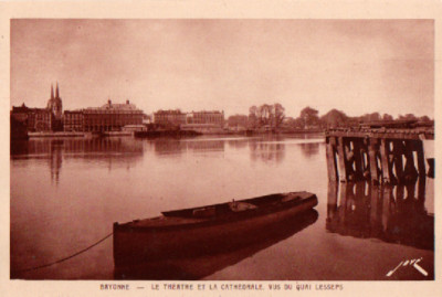 Postkarte BAYONNE - Das Theater und die Kathedrale vom Quai Lesseps aus gesehen