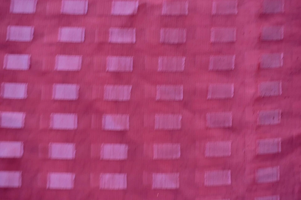 MAGENTA RAYAS SATINADAS EN TELA TRANSPARENTE 100% POLIÉSTER 2 YARDAS Foto 2 de 2