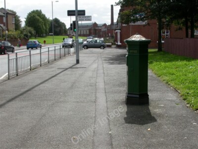 Foto 6x4 Blackley, alter Briefkasten Blackley\/SD8602 Penfold-Type Postbox bea c2009